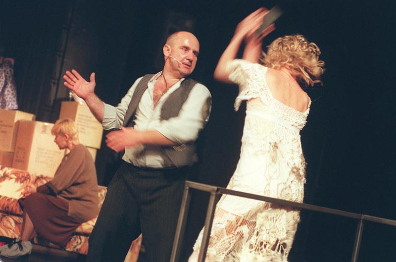 Zdjęcie z próby przedstawienia "Opera żebracza", reż. Piotr Cieślak, 1998, Teatr Dramatyczny w Warszawie. Na zdjęciu: Małgorzata Kożuchowska i Sławomir Orzechowski, fot. Michał Mutor / AG